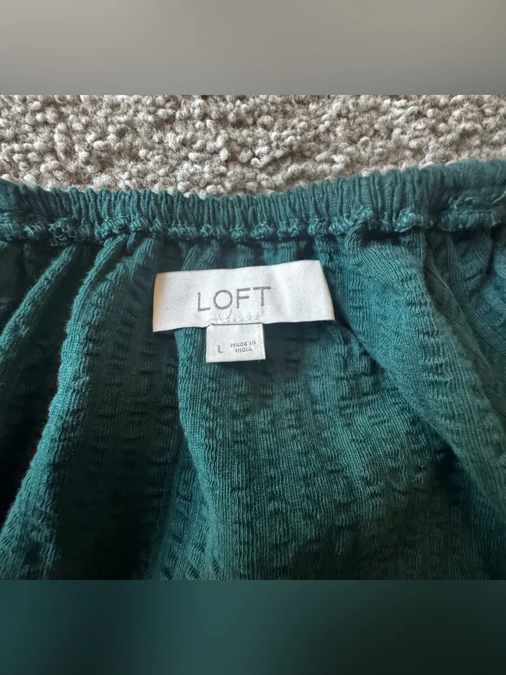LOFT Women’s Green Textured Ruched Puff Sleeve V-Neck Blouse Size L
